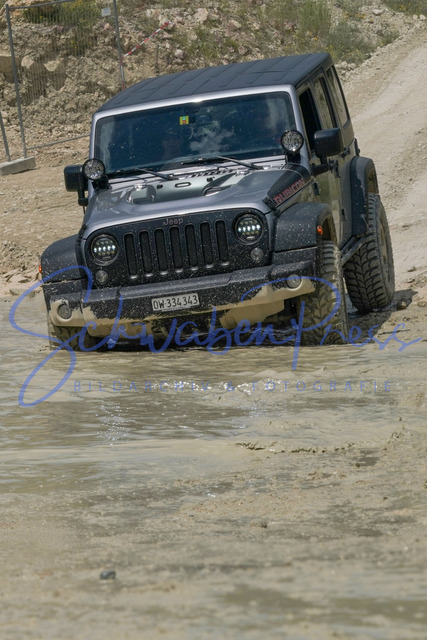 DSC09051 | Vierradfahrzeuge testen unterschiedliches Terrain - ueber Stock und Stein

Offroad Grundkurs im Steinbruch. Unterschiedliche Fahrgegebenheiten mit dem gelaendegaengigem Offroad-Fahrzeug. 

Deutschland, Geisingen, Steinbruch Meichle und Mohr, 10.06.2023
