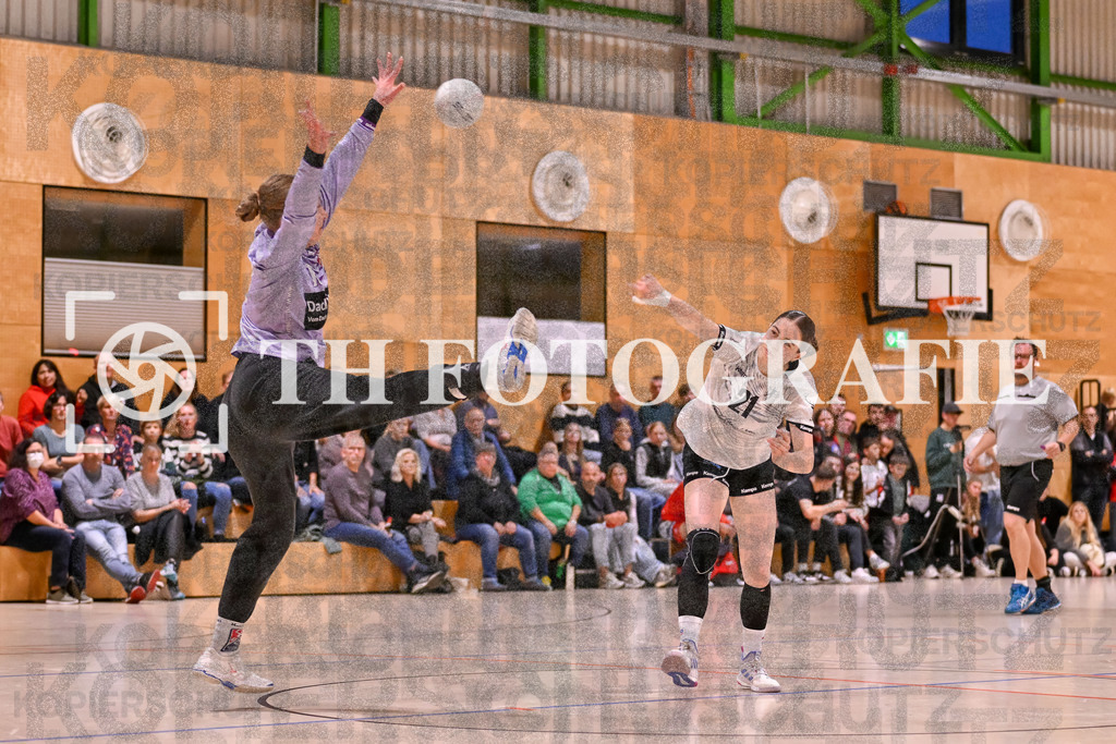 GER, SG Maulburg/Steinen - HSG Dreiland, Frauen-Handball, Oberliga Suedbaden, 3. Spieltag, Saison 2024/2025, 12.10.2024 | Mira Alisssa Ferrro (HSG Dreiland, #27) wift den Ball Richtung Tor von Zoe Zscherper (SG Maulburg/Steinen, #18)GER, SG Maulburg/Steinen - HSG Dreiland, Frauen-Handball, Oberliga Suedbaden, 3. Spieltag, Saison 2024/2025, 12.10.2024Foto: TH Fotografie/Thomas Hess