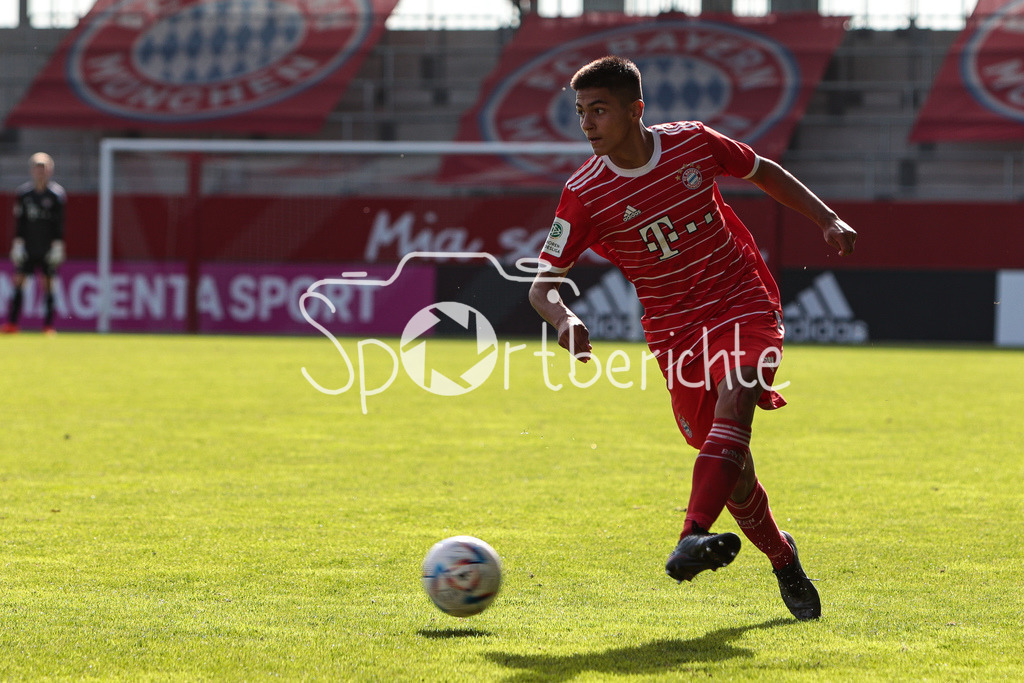 FC Bayern Muenchen U19 - VfB Stuttgart U19 | Matteo PEREZ VINLOEF (FCB #3) am Ball