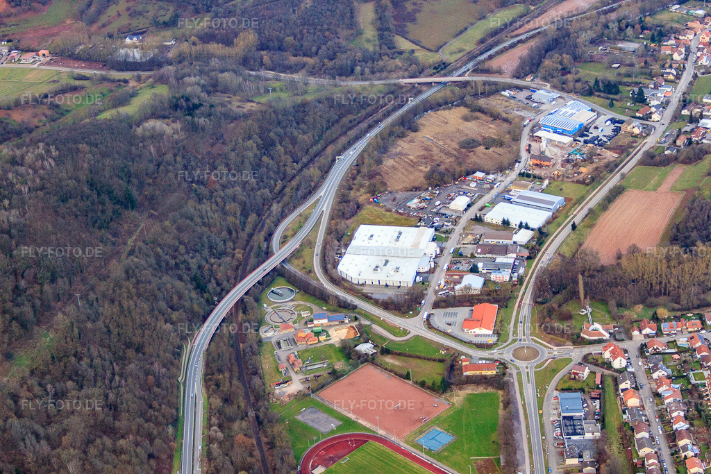 Luftbild: Industriegebiet In den Bruchwiesen mit voestalpine Rotec GmbH & Co.KG in Annweiler am Trifels im Bundesland Rheinland-Pfalz in Deutschland. Foto: IMG_62136.jpg vom 23.02.2014 durch Werner Riehm/FLY-FOTO.devoestalpine Rotec GmbH & Co. KG, Deutschland - voestalpine Rotec
