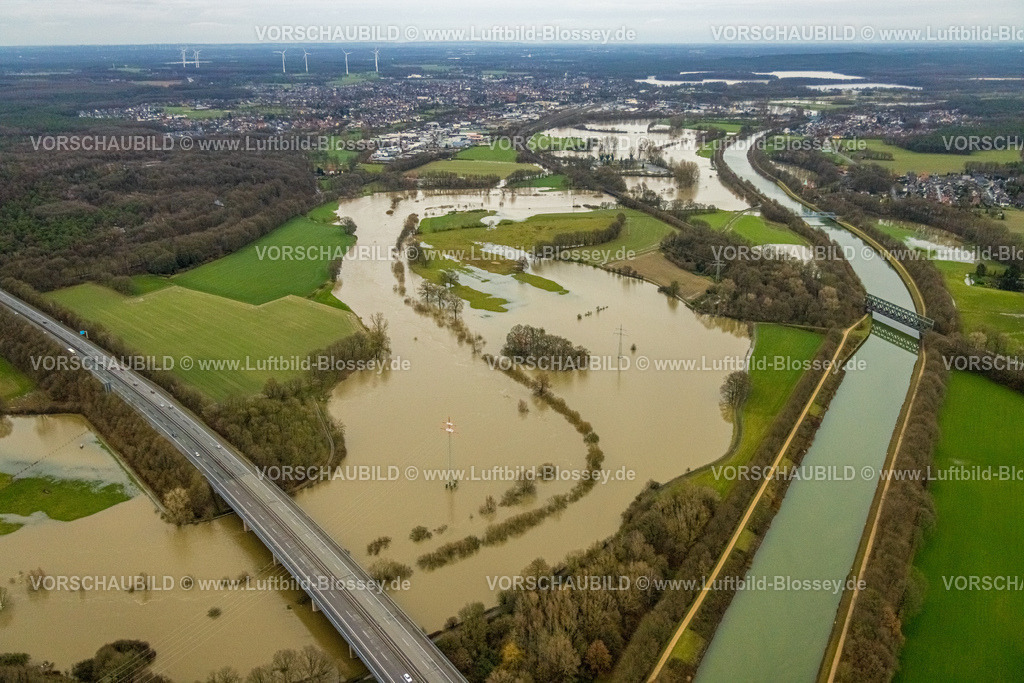 Haltern231204321Lippe | Luftbild vom Hochwasser der Lippe, Weihnachtshochwasser 2023, Fluss Lippe tritt nach starken Regenfällen über die Ufer, Überschwemmungsgebiet Lippeaue Bergbossendorf, Bäume und Strommasten im Wasser, Brücke der Autobahn A43 und Eisenbahnbrücke, Wesel-Datteln-Kanal, Herne, Marl, Ruhrgebiet, Nordrhein-Westfalen, Deutschland