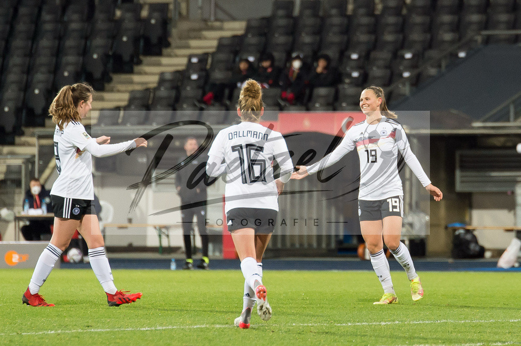 GERTUR20211126_071 | Fussball, Frauen: Klara Buehl (Germany) Torjubel, jubelt nach ihrem Treffer zum 8:0 bei dem Spiel der WM-Qualifikation zwischen Deutschland und Tuerkei im Eintracht-Stadion am 26.11.2021 in Braunschweig, Deutschland. - Realisiert mit Pictrs.com