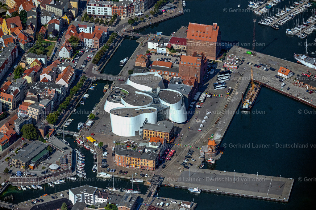 4061661 | STRALSUND 08.09.2021 Hafeninsel mit dem Ozeaneum Meereskunde- Museum der OZEANEUM Stralsund GmbH an der Hafenstraße in der Hansestadt Stralsund in Mecklenburg - Vorpommern. Weiterführende Informationen bei: Behnisch Architekten GmbH,  Hansestadt Stralsund,  OZEANEUM Stralsund GmbH,  Schweitzer GmbH - Beratende Ingenieure,  Stadtmarketings Stralsund e.V.. // Harbor island by Ozeaneum Oceanographic Museum in Stralsund in Mecklenburg - Western Pomerania. Further information at: Behnisch Architekten GmbH,  Hansestadt Stralsund,  OZEANEUM Stralsund GmbH,  Schweitzer GmbH - Beratende Ingenieure,  Stadtmarketings Stralsund e.V.. Foto: Gerhard Launer