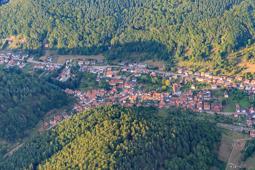 Luftbild: Hauptstr in Eußerthal im Bundesland Rheinland-Pfalz in Deutschland. Foto: IMG_084130.jpg vom 29.08.2015 durch Werner Riehm/FLY-FOTO.de