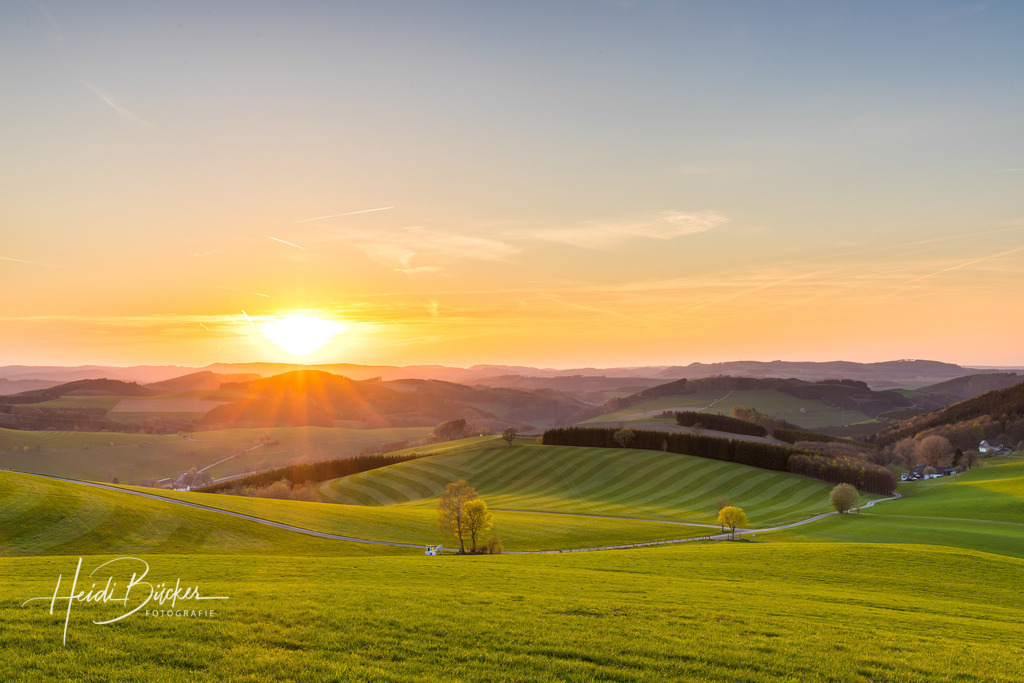 Sonnenuntergang im Sauerland | Sonnenuntergang im Schmallenberger Sauerland bei Oberhenneborn - Realisiert mit Pictrs.com