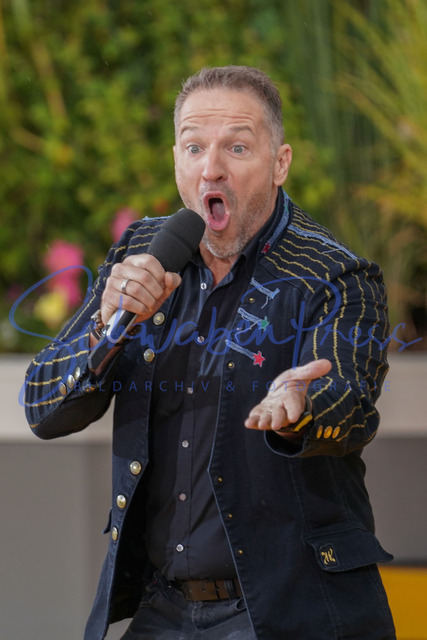 060823Ho646 | Patrick Lueck ( Frontman Hoehner ) - Immer wieder sonntags


Die 10. Staffel der beliebten Sonntags Fernseh Show war von viel Regen begleitet. Ein Musikmix sorgte fuer Unterhaltung. 

Deutschland, Rust, Europapark Wasserwelt Rulantika, 06.08.2023