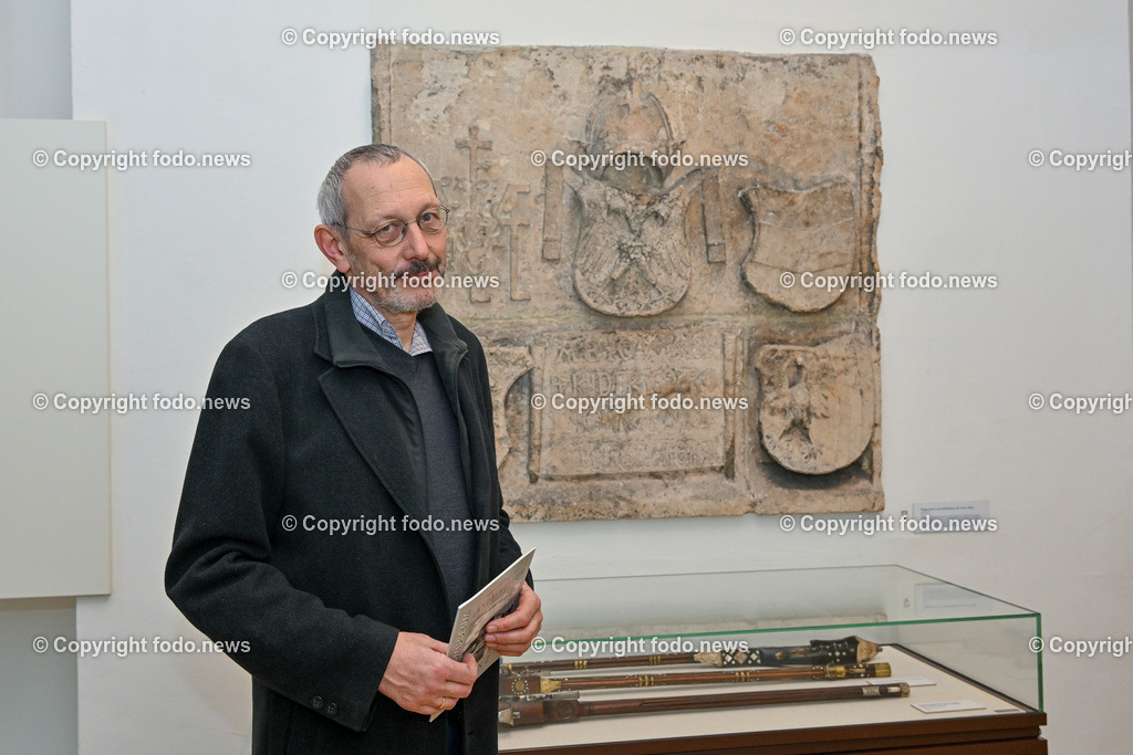 Schlossmuseum Linz_ 18.01.2024-7 | 18.01.2024, Schlossmuseum Linz, AUT, Schlossmuseum, im Bild Bernhard Prokisch (Schlossmuseum, Numismatik) beim Original Wappenstein des Friedrichstor der Linzer Burg, Datiert 1481