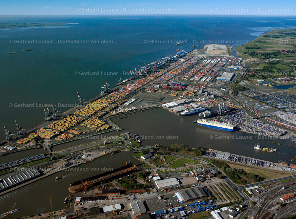 2581420 | BREMERHAVEN 01.06.2020 Containerterminal im Containerhafen des Überseehafen Am Nordhafen in Bremerhaven im Bundesland Bremen. // Container Terminal in the port of the international port Am Nordhafen in Bremerhaven in the state Bremen. Foto: Gerhard Launer