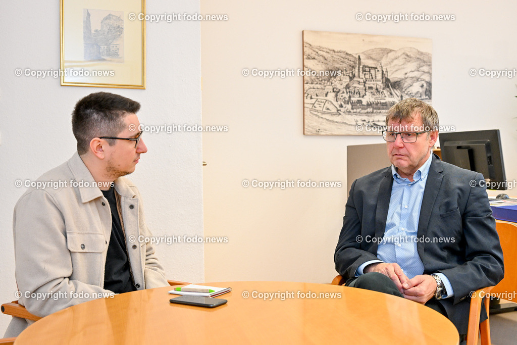 Steyregg_ 28.12.2023-8 | 28.12.2023, Steyregg, AUT, Steyregg, im Bild Philipp Zimmermann (Krone Redaktion Linz), Gerhard Hintringer (SP, Bgm. Steyregg)