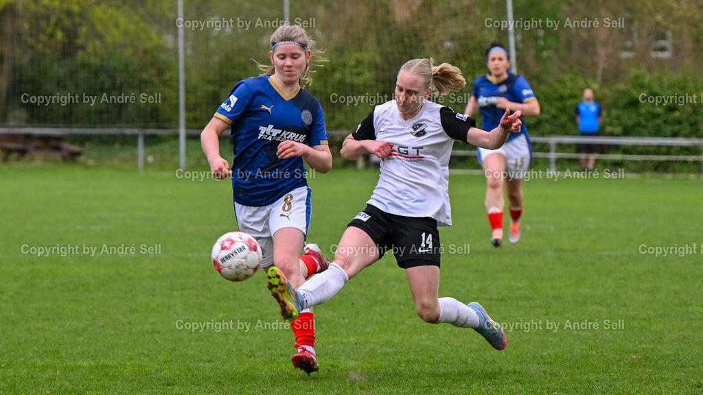 Holstein Kiel vs SV Hastenbeck | Ronja Jürgensen (Holstein #8) vs Laura Rischmüller (Hastenbeck #14) / Fußball-Regionalliga Nord Frauen 2025/2026 / Holstein Kiel vs SV Hastenbeck / Waldwiese / Kiel / 19.04.26 - Realisiert mit Pictrs.com
