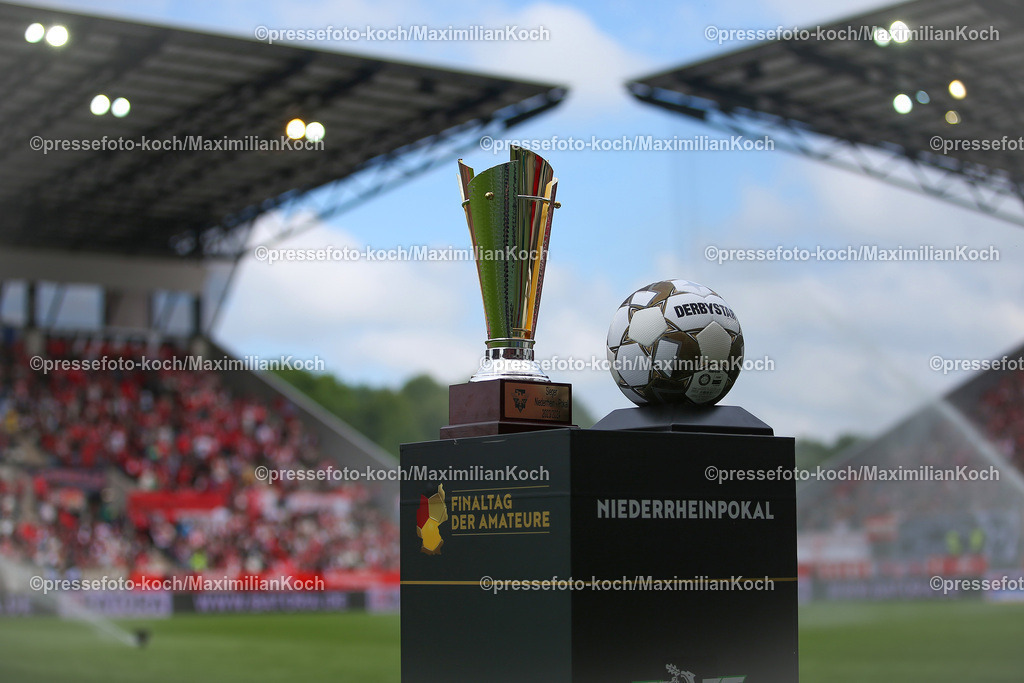 RWE3Liga25052401002 | 25.05.2024, Essen, Fußball, Finaltag der Amateure, Niederrheinpokal Finale, Stadion an der Hafenstraße, Saison 2023 2024, Rot-Weiss Essen – SC Rot-Weiß Oberhausen: Feature Symbolbild Symbol Symbolfoto Detail Der Pokal steht auf einem Podest neben offizieller Spielball. 
DFB regulations prohibit any use of photographs as image sequences and or quasi-video.