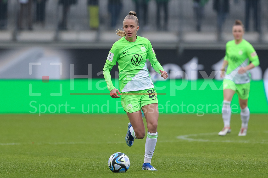 Fussball, Google Pixel Frauen-Bundesliga, VfL Wolfsburg - MSV Duisburg | v.li.: Vivien Endemann (VfL Wolfsburg, 25) am Ball, Einzelbild, Ganzkörper, Aktion, Action, Spielszene, DIE DFB-RICHTLINIEN UNTERSAGEN JEGLICHE NUTZUNG VON FOTOS ALS SEQUENZBILDER UND/ODER VIDEOÄHNLICHE FOTOSTRECKEN. DFB REGULATIONS PROHIBIT ANY USE OF PHOTOGRAPHS AS IMAGE SEQUENCES AND/OR QUASI-VIDEO.