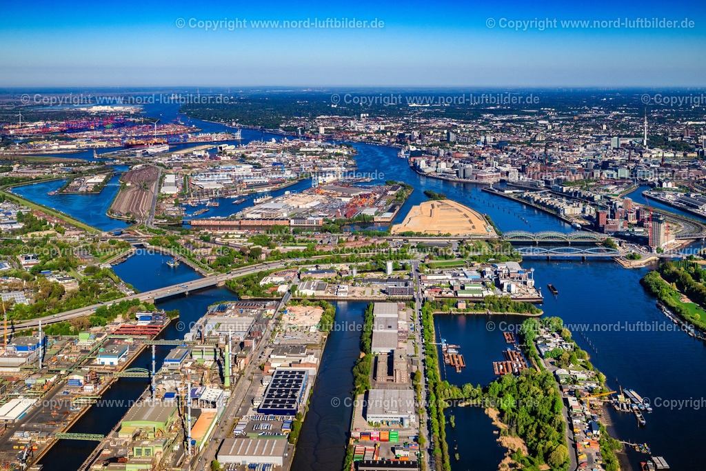 Hamburg_Veddel_Elbbrücken_ELS_0607270425 | HAMBURG 27.04.2025 Schiffs- Anlegestellen am Hafenbecken des Binnenhafen am Ufer der des Spreehafen im Ortsteil Kleiner Grasbrook in Hamburg, Deutschland. // Ship moorings at the inland harbor basin on the banks of the of Spreehafen in the district Kleiner Grasbrook in Hamburg, Germany. Foto: Martin Elsen