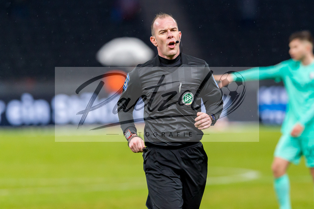HERBOC20220204_298 | Fussball, Herren: Schiedsrichter Marco Fritz schaut bei dem Spiel der 1. Bundesliga zwischen Hertha BSC und VfL Bochum im Olypiastadion am 04.02.2022 in Berlin, Deutschland.DFB / DFL REGULATIONS PROHIBIT ANY USE OF PHOTOGRAPHS AS IMAGE SEQUENCES AND/OR QUASI-VIDEO. - Realisiert mit Pictrs.com