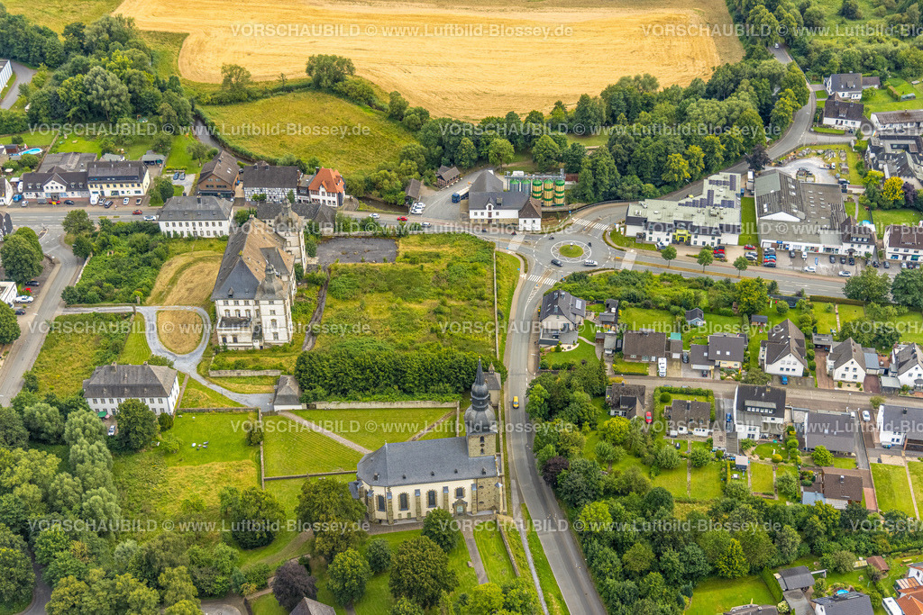 Warstein240713801Sichtigvor | Luftbild, Deutschordenskommende Mülheim Schloss und kath. Kirche St. Margaretha, Bio-Mühle Eiling GmbH am Kreisverkehr, Kreisel Möhnestraße, Sichtigvor, Warstein, Sauerland, Nordrhein-Westfalen, Deutschland