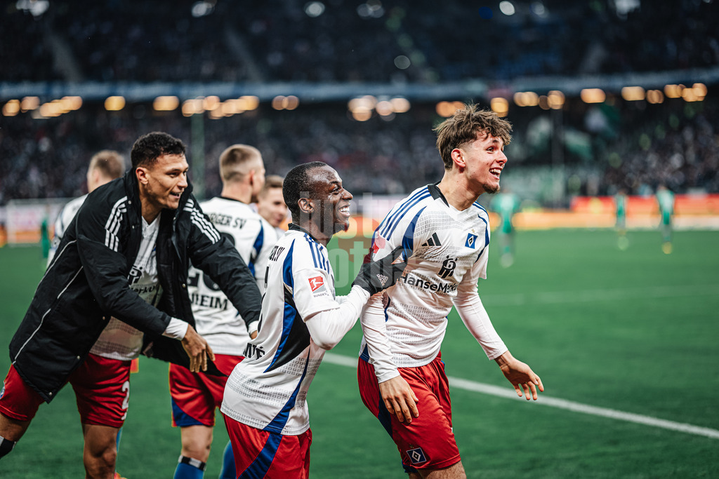 Fußball | Männer | Saison 2024/2025 | 2. Fußball-Bundesliga | 17. Spieltag | Hamburger SV vs. SpVgg Greuther Fürth | 21.12.2024 | Otto Emerson Stange (#49, HSV) schießt sein erstes Bundesliga Tor und jubelt