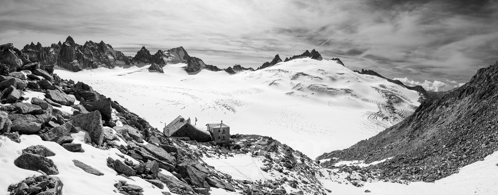 panorama of Cabane du Trient, glaciers of Plateau du Trient, Le Chardonnet and Aiguilles Dorées in Valais Alps | Die ideale Geschenkidee für Naturliebhaber. Naturbilder von Marcel Gross Photography für ihr Zuhause in den verschiedensten Formaten und Materialien. - Realisiert mit Pictrs.com