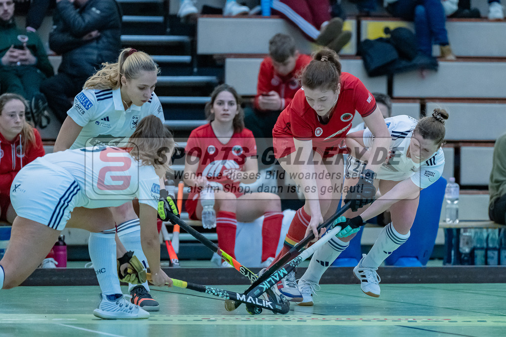 HK_20231217_107727 | 1. Bundesliga Damen Crefelder HC - Düsseldorfer HC  am 17.12.2023 Sporthalle Glockenspitz, Krefeld , Pia Lhotak ( Düsseldorfer HC #5 ) , Jule Hufer ( Crefelder HTC #13 ) , Maike Schaunig ( Düsseldorfer HC #21 )