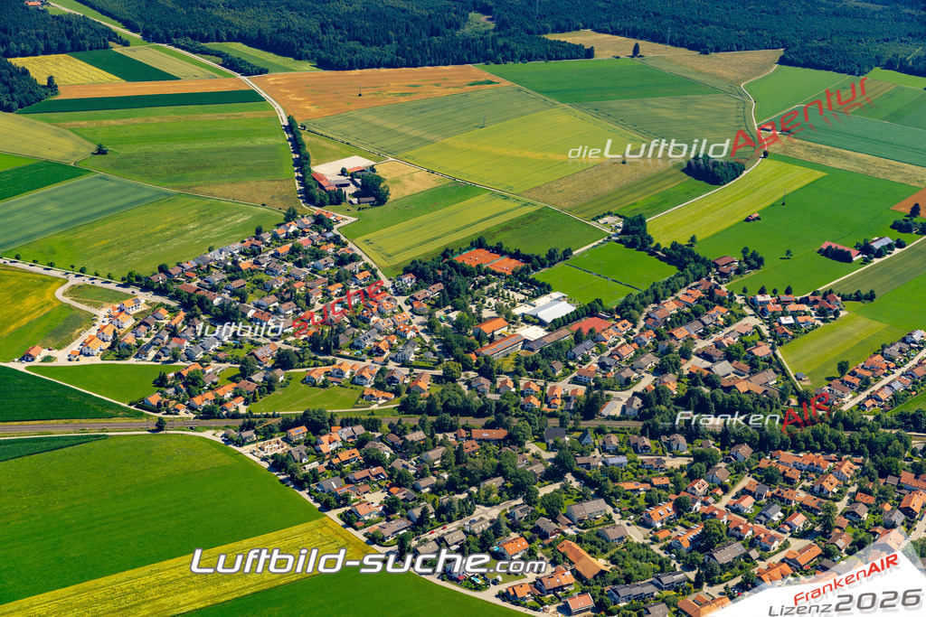 Aktuelles Luftbild von  Sauerlach - Die Luftaufnahme wurde 2022 mittels UL-Flugzeug erstellt ( keine Drohne ) - hochauflösende Kamera-Systeme von  Canon -Beste Qualität - Für grossformatige Ausdrucke geeignet. Die Geschenkidee !