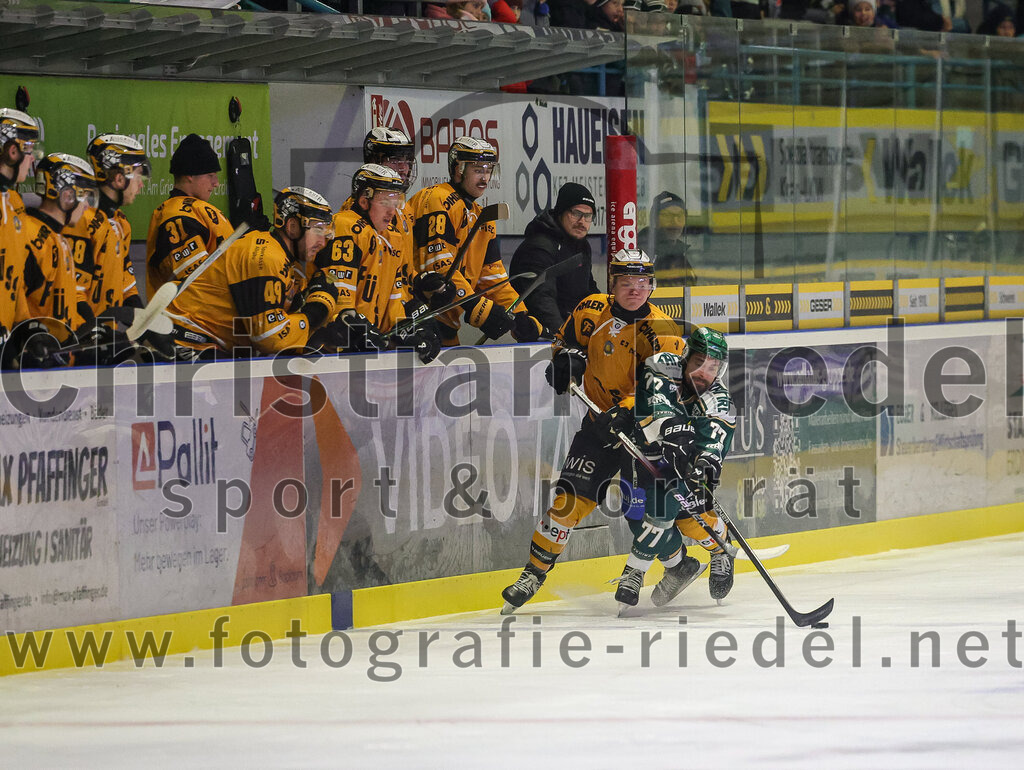 2025-11-02_030_TSV_Erding_gegen_EV_Fuessen | Erding, Deutschland, 02.11.2025:Eishockey, Oberliga Süd 2025 / 2026, 15. Spieltag, TSV Erding gegen EV Füssen, Endergebnis: 2:6Martins Andzs (EV Füssen, #11), Philipp Michl (Erding Gladiators, #77)Foto: Christian Riedel / fotografie-riedel.net