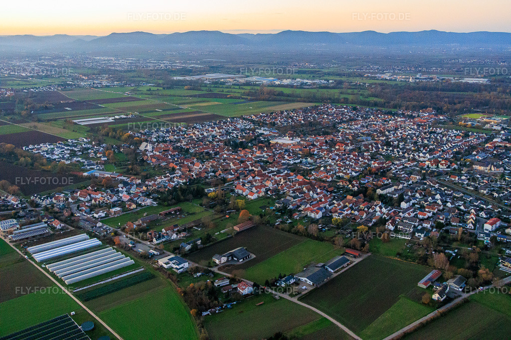 Luftbild: Ortsansicht von Südosten in Offenbach an der Queich im Bundesland Rheinland-Pfalz in Deutschland. Foto: IMG_151700.jpg vom 18.11.2025 durch Werner Riehm/FLY-FOTO.de