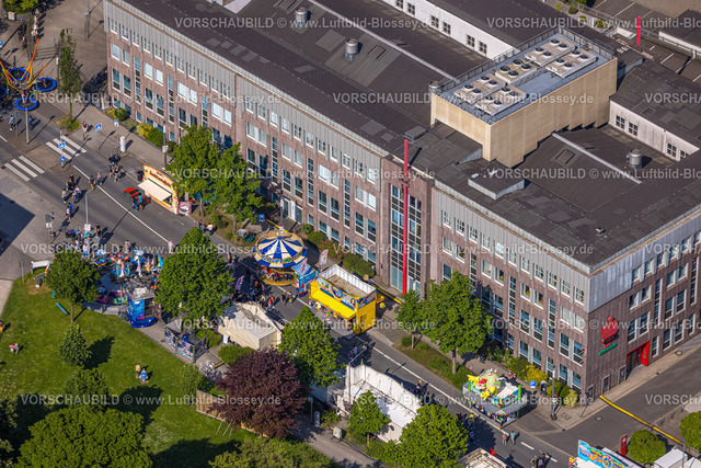 Witten240506904 | Luftbild, Himmelfahrtskirmes auf der Ruhrstraße am Gebäude der Sparkasse Witten Hauptstelle, Karussell und Verkaufsstände, Witten, Ruhrgebiet, Nordrhein-Westfalen, Deutschland