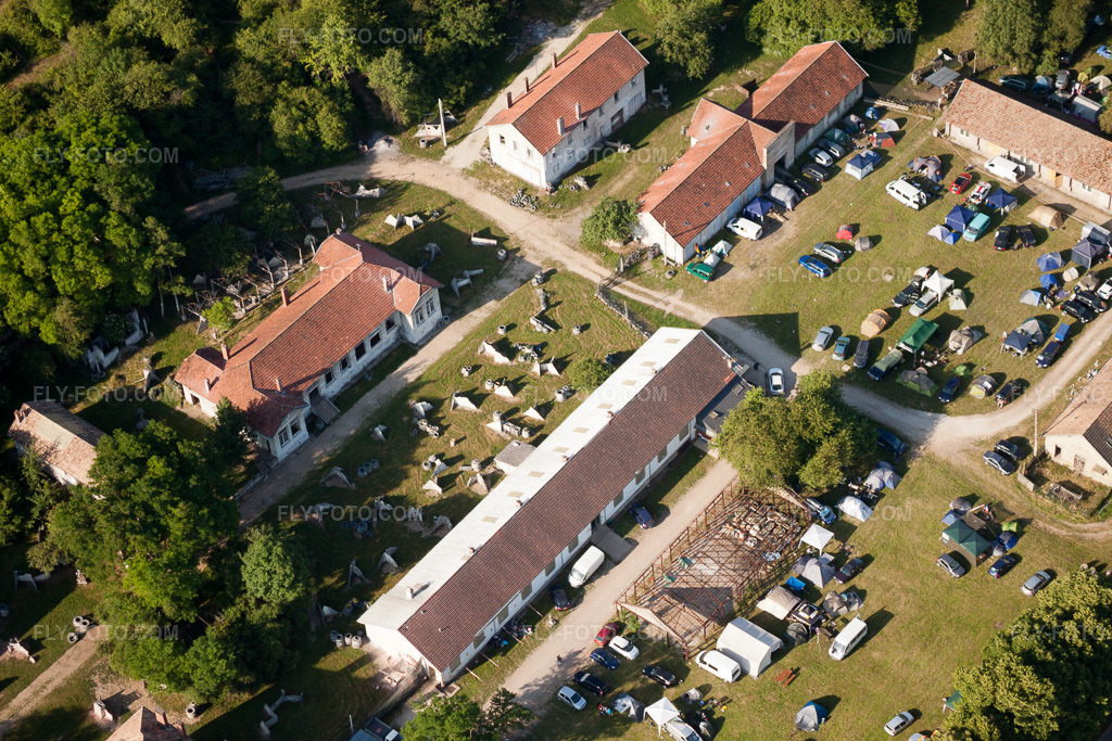 Aerial view: Participants in the paintball training on the sports field Veckring in Veckring in the state Moselle, France. – Photo: IMG_29571.jpg taken on 06/27/2010 by Werner Riehm/FLY-FOTO.com – Resolution of the original: 4752 x 3168 px