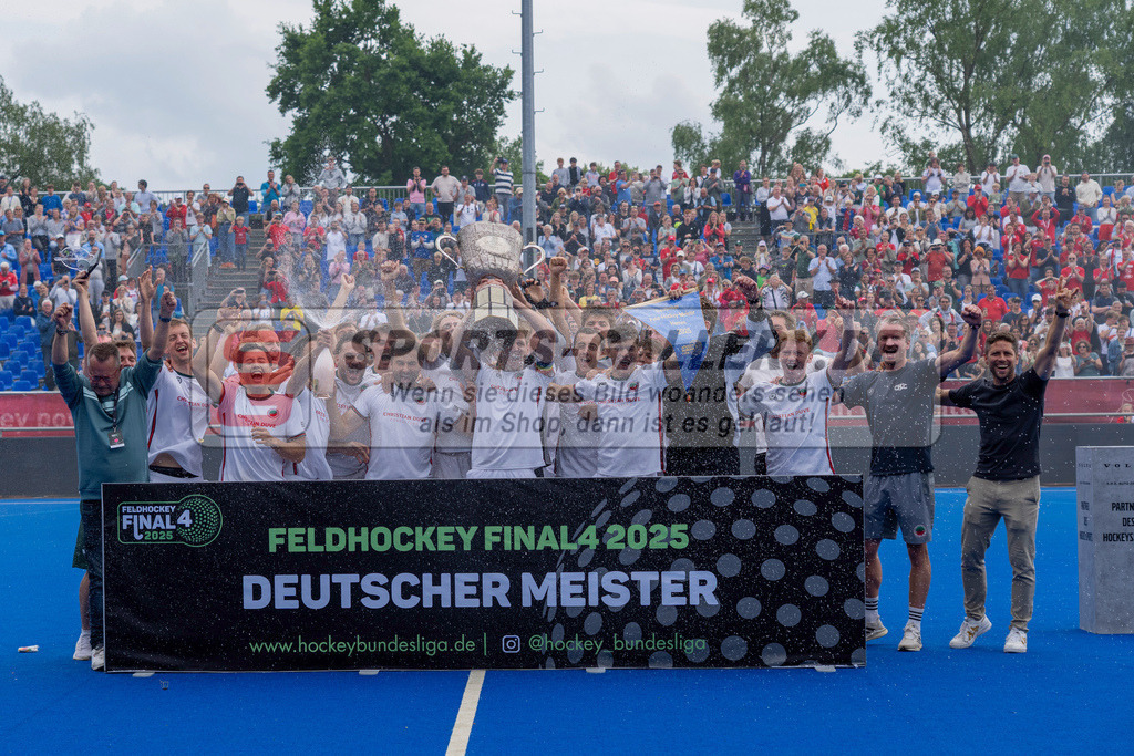 Final4_20250601-1531-HK108837 | Krefeld, Deutschland, 01.06.2025:  Feldhockey Final4 2025 – „Deutsche Feldhockey-Meisterschaften 2025“ Crefelder HTC - Rot-Weiss Köln (Finale Herren) im Gerd-Wellen-Hockeyanlage am 01.06.2025 in Krefeld, Deutschland. (Foto von Kramhöller/Fehrmann/Kaste)Krefeld, Germany, 01.06.2025: Feldhockey Final4 2025 – „Deutsche Feldhockey-Meisterschaften 2025“ Harvestehuder HTC - Düsseldorfer HC (Finale Damen) in Gerd-Wellen-Hockeyanlage at 01.06.2025 in Krefeld, Deutschland. (Foto from Kramhöller/Fehrmann/Kaste)