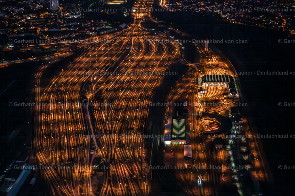 3901381 | NüRNBERG 21.08.2021 Schienen- und Gleisstrecken auf den Abstellgleisen und Rangierstrecken des Rangierbahnhofes und Güterbahnhofes der Deutschen Bahn in Nürnberg im Bundesland Bayern. // Marshalling yard and freight station of the Deutsche Bahn in Nuernberg in the state Bavaria. bahn.de. Foto: Gerhard Launer, Nachtaufnahme