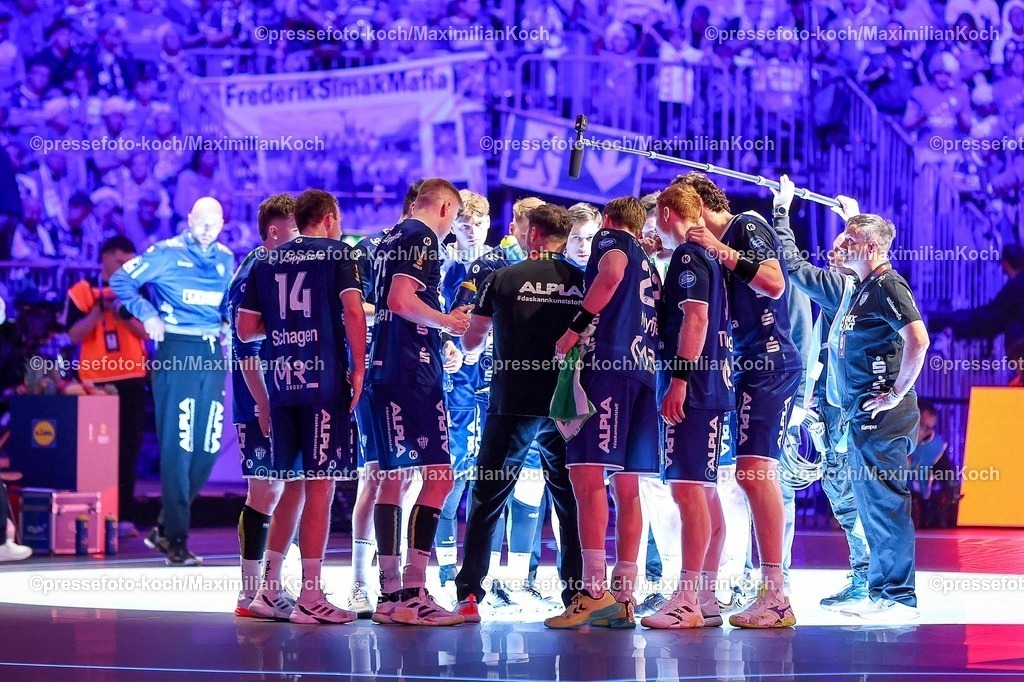 xSSCx18042601049 | 18.04.2026, xsscx, Handball, DHB-Pokal Lidl Final4, TBV Lemgo-Lippe - Füchse Berlin, Saison 2025 / 2026 Herren, Lanxess Arena: Die Mannschaft des TBV Lemgo bei einer Auszeit auf dem Spielfeld Photo: xSandraxScherningxPressefotoKochx