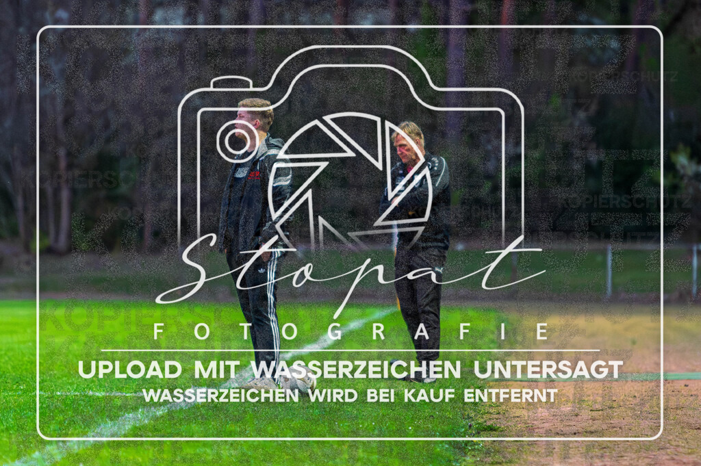 HMFGFS-1041 | Max Kroggel (Heidmark 3 - Trainer) beim Herren 3. Kreisklasse HK Spiel zwischen Heidmark III und FG Fulde-Stellichte im Heidmarkstadion, Bad Fallingbostel (Simon Paul Stopat) - Realisiert mit Pictrs.com