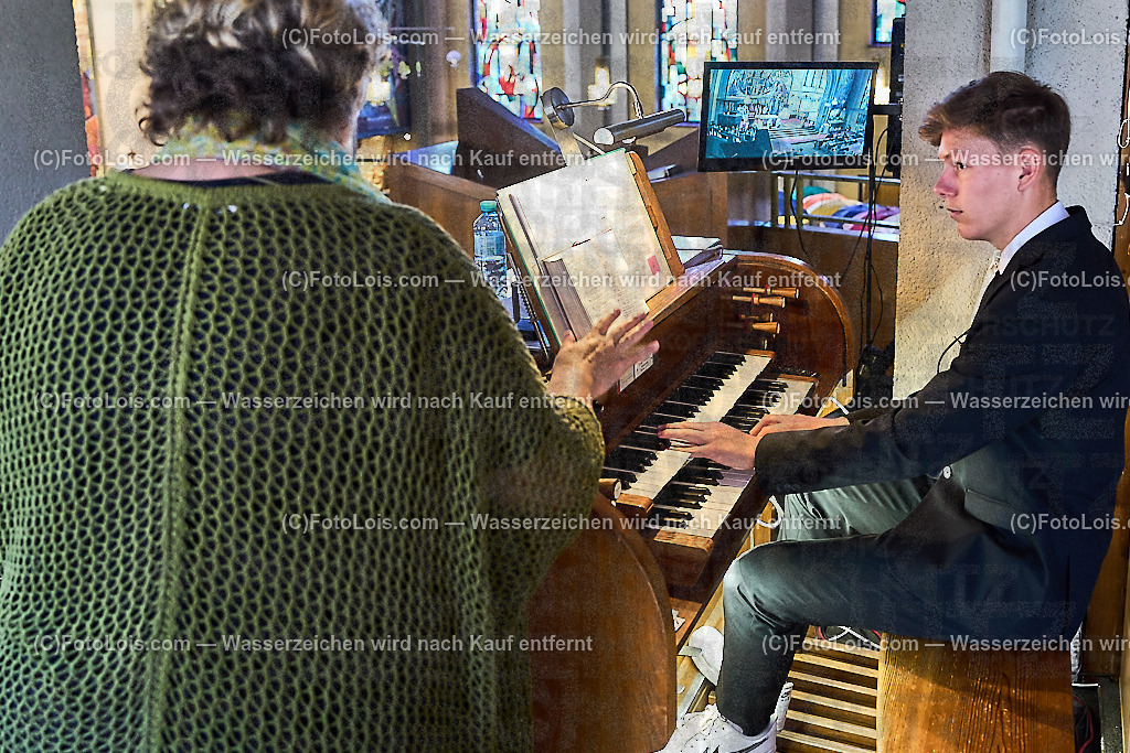 ALP1240_PfarrFirmung Wieselburg_Firmling an Orgel | (C)FotoLois.com, Alois Spandl, Firmung in der Pfarrkirche Wieselburg mit Generalvikar Dr. Christoph Weiss, Dechant Pfarrer Daniel Kostrzycki und Monignore Franz Dammerer, Sa 15. Juni 2024.