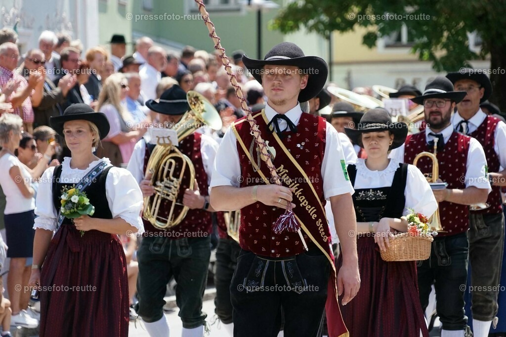 22b-STEEG-Bundesmusikfest-2023-Juni16-Reutte-DSC06642 | Info aus dem Bezirk Reutte/Ausserfern Tirol sowie eine umfangreiche Bilddatenbank über die gesamte Region: Lechtal, Talkessel Reutte, Tannheimertal, Zwischentoren. Lech, Plansee, Zugspitze, Grenztunnel, B179, Fernpassstraße, Verkehr, Lawinen, Tradition, - Realisiert mit Pictrs.com
