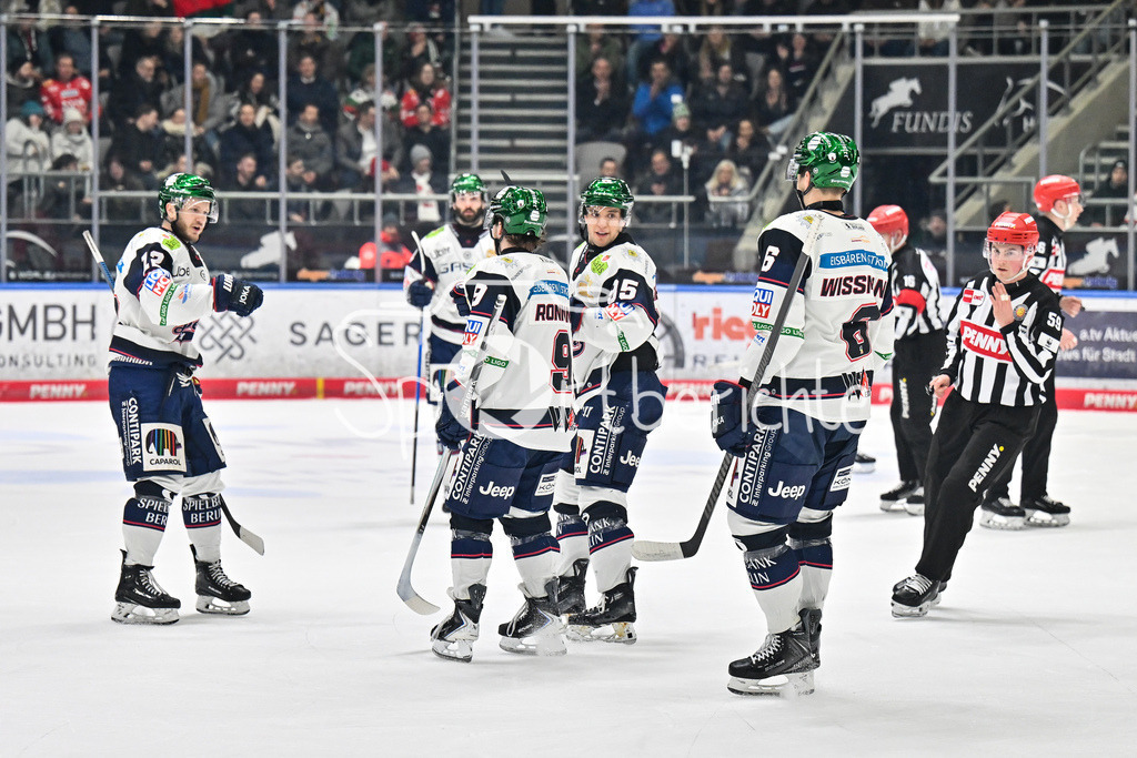 Augsburger Panther - Eisbären Berlin | AUGSBURG, GERMANY - 27. JANUARY: Jubel der Gäste nach dem Treffer zum 0-1 durch Ty RONNING (Eisbären Berlin 9) / Tor / Torschuetze / Freude / Happy während dem Match zwischen den Augsburger Panthern und den Fischtown Pinguins am 43. Spieltag der Penny DEL im Curt Frenzel Stadion