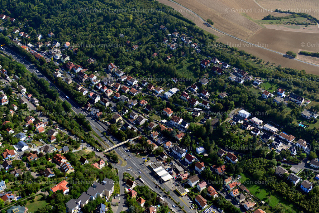 3650673 | HEXENBRUCH 13.09.2016 Von Wald und Forstgebieten umgebener Ortskern der Straßen und Häuser und Wohngebiete in Hexenbruch im Bundesland Bayern, Deutschland // Surrounded by forest and forest areas center of the streets and houses and residential areas in Hexenbruch in the state Bavaria, Germany Foto: Gerhard Launer