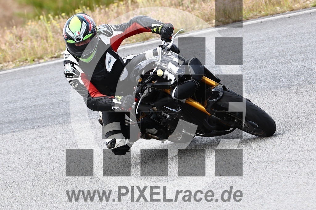 0311-20240706_03317 | Schöne Erinnerungen an spannende Momente - das festzuhalten ist unser Job. PIXELrace.de ist seit 2003 auf den Rennstrecken Europas unterwegs um die Action draußen beim Fahren und die wunderbare Stimmung imm Fahrerlager für euch einzufangen.