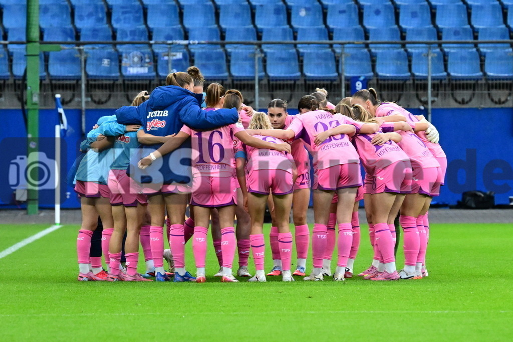 KBS Picture_HSV-Hoffenheim_Frauen_014 | Hoffenheim Frauen Teamkreis ,Sportplatz :  Volksparkstadion, - Realisiert mit Pictrs.com