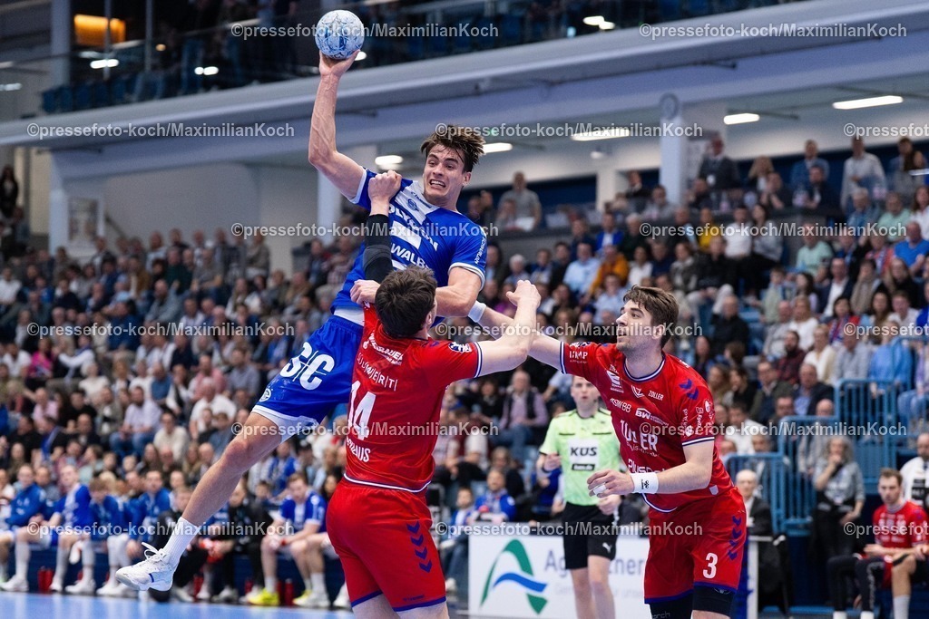 xYDR07032501034 | 07.03.2025, xydrx, Handball, 1.HBL, VFL Gummersbach - SG BBM Bietigheim, Schwalbe-Arena: Julian Koester (VFL Gummersbach #7) im Zweikampf mit Fynn Nicolaus (SG BBM Bietigheim #14) und Nikola Vlahovic (SG BBM Bietigheim #3)