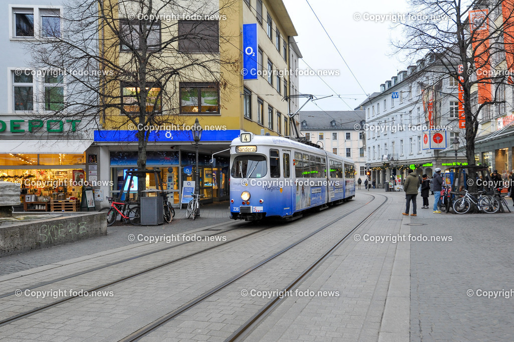Deutschland_ Bayern_ Wuerzburg_ 13.12.2024-26 | 13.12.2024, Deutschland, GER, Bayern, Wuerzburg im Bild Stadtansichten, Strassenbahn, Bim, Verkehr, oeffentlicher Verkehr, Nahverkehr, Menschen, kreisfreie Stadt in Bayern, Bezirk Unterfranken