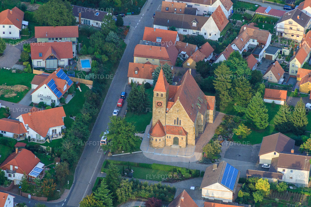 kath. Kirche St. Michael | Luftbild: kath. Kirche St. Michael in Insheim im Bundesland Rheinland-Pfalz in Deutschland. Foto: IMG_32920.jpg vom 03.09.2010 durch Werner Riehm/FLY-FOTO.de - Realisiert mit Pictrs.com