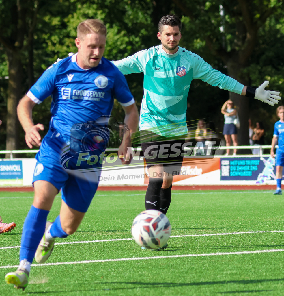 TuS Bardüttingdorf - TuRa Löhne | Auf dem Bild zu sehen: blau SV Löhne-Obernbeck: Pascal Dahlmann ; rot SG FA Herringhausen/Eickum: Lennart Rottmann (TW)SV Löhne-Obernbeck, SG FA Herringhausen/Eickum, Saison 26/27, Fistelmann SuperCup - Realisiert mit Pictrs.com
