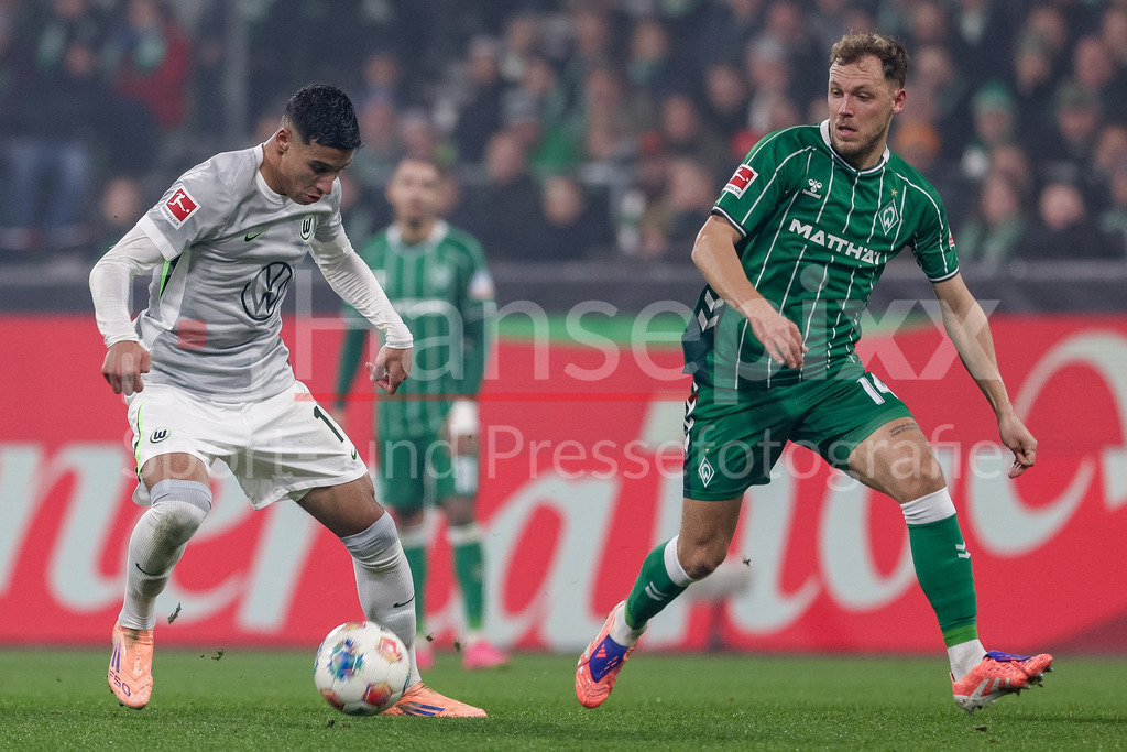 Fussball, Bundesliga, SV Werder Bremen - VfL Wolfsburg | v.li.: Adam Daghim (VfL Wolfsburg, 11) und Senne Lynen (SV Werder Bremen, 14) im Zweikampf, Duell, Dynamik, Aktion, Action, Spielszene, DIE DFL-RICHTLINIEN UNTERSAGEN JEGLICHE NUTZUNG VON FOTOS ALS SEQUENZBILDER UND/ODER VIDEOÄHNLICHE FOTOSTRECKEN. DFL REGULATIONS PROHIBIT ANY USE OF PHOTOGRAPHS AS IMAGE SEQUENCES AND/OR QUASI-VIDEO.