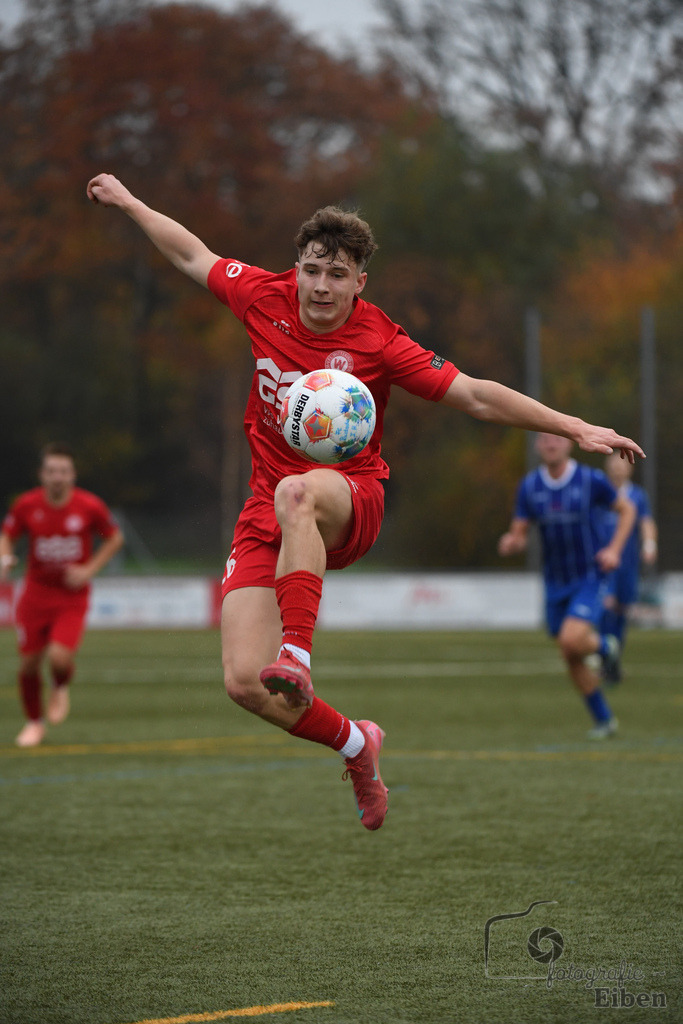 FC Rastede-VfL Wildeshausen | Herren Bezirksliga 2; FC Rastede (blau)-VfL Wildeshausen (rot) am 09.11.2025 in Rastede (Sportanlage Köttersweg), Photo: Philip Eiben 2025 - Realisiert mit Pictrs.com