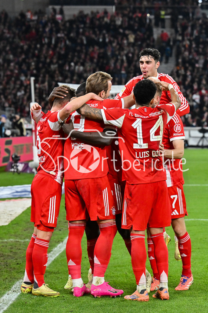 VfB Stuttgart - FC Bayern München | STUTTGART, GERMANY - 06. DECEMBER: Jubel der Bayern nach dem Elfmeter Treffer zum 0-4 durch Harry KANE (FC Bayern Munich 9) / Tor / Torschuetze / Freude / Happy während dem Bundesligamatch zwischen dem VfB Stuttgart und dem FC Bayern München am 13. Spieltag in der MHP Arena / DFL REGULATIONS PROHIBIT ANY USE OF PHOTOGRAPHS AS IMAGE SEQUENCES AND/OR QUASI-VIDEO
