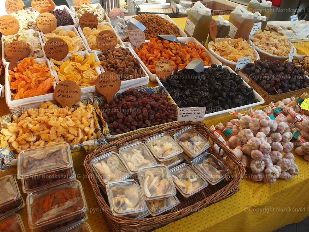 Marktstand mit Trockenfrüchten | Marktstand mit Trockenfrüchten in der Provence - Realisiert mit Pictrs.com