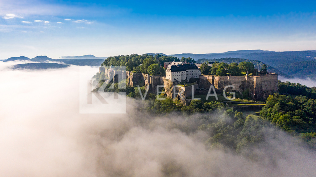 Wandbild-Panorama-Festung-Koenigstein-Luftbild-DJI_0793 | Festung Königstein im Nebelmeer über der Sächsischen Schweiz im Elbsandsteingebirge - Realisiert mit Pictrs.com