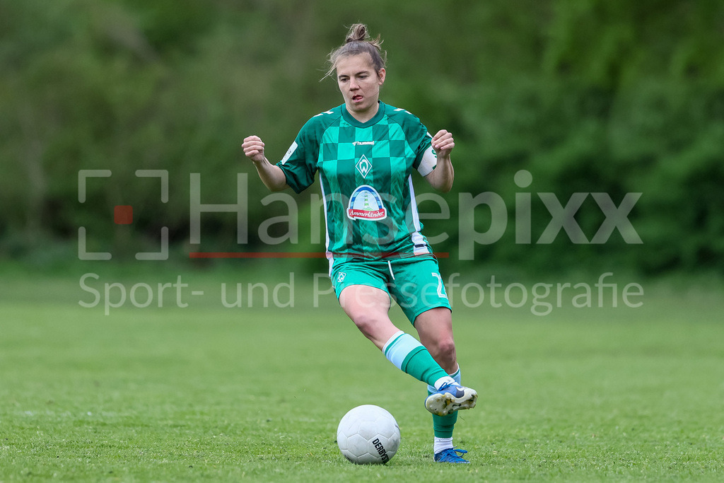Fussball, Testspiel Frauen, ATS Buntentor - SV Werder Bremen | v.li.: Rieke Dieckmann (SV Werder Bremen, 22) am Ball, Freisteller, Einzelbild, Ganzkörper, Aktion, Action, Spielszene