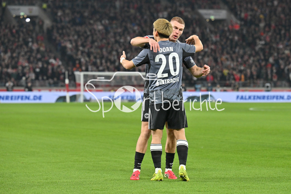 VfB Stuttgart - SG Eintracht Frankfurt | STUTTGART, GERMANY - 13. JANUARY:Jubel der Gäste nach dem Treffer zum 0-1 durch Rasmus KRISTENSEN (Eintracht Frankfurt 13) / Tor / Torschuetze / Freude / Happy während dem Bundesligamatch zwischen dem VfB Stuttgart und der SG Eintracht Frankfurt am 17. Spieltag in der MHP-Arena / DFL REGULATIONS PROHIBIT ANY USE OF PHOTOGRAPHS AS IMAGE SEQUENCES AND/OR QUASI-VIDEO