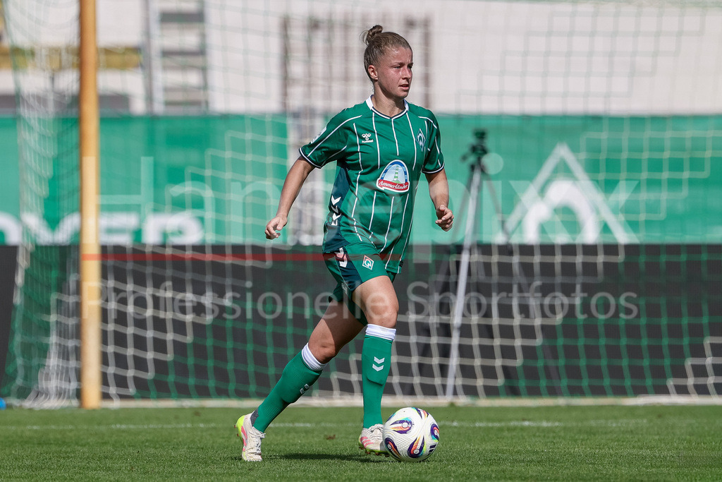 Fussball, Google Pixel Frauen-Bundesliga, SV Werder Bremen - SC Freiburg | Michelle Ulbrich (SV Werder Bremen, 5) am Ball, Freisteller, Einzelbild, Ganzkörper, Aktion, Action, Spielszene, DIE DFB-RICHTLINIEN UNTERSAGEN JEGLICHE NUTZUNG VON FOTOS ALS SEQUENZBILDER UND/ODER VIDEOÄHNLICHE FOTOSTRECKEN. DFB REGULATIONS PROHIBIT ANY USE OF PHOTOGRAPHS AS IMAGE SEQUENCES AND/OR QUASI-VIDEO.