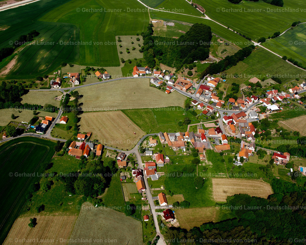 2634029 | SCHACHTEBICH 09.06.2006 Landwirtschaftliche Nutzflächen und Feldgrenzen  umsäumen das Siedlungsgebiet des Dorfes in Schachtebich im Bundesland Thüringen, Deutschland // Agricultural land and field boundaries surround the settlement area of the village  in Schachtebich in the state Thuringia, Germany Foto: Gerhard Launer